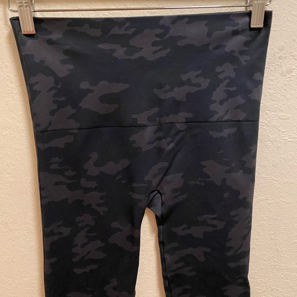 Spanx Black Camo Seamless Look At Me Now Cropped Legging Size L - Picture 10 of 12